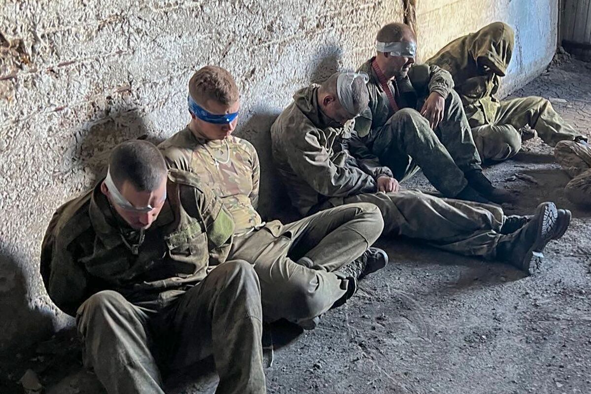 Ukrainian Soldiers Surrender in Donbass Amid Russian Advances