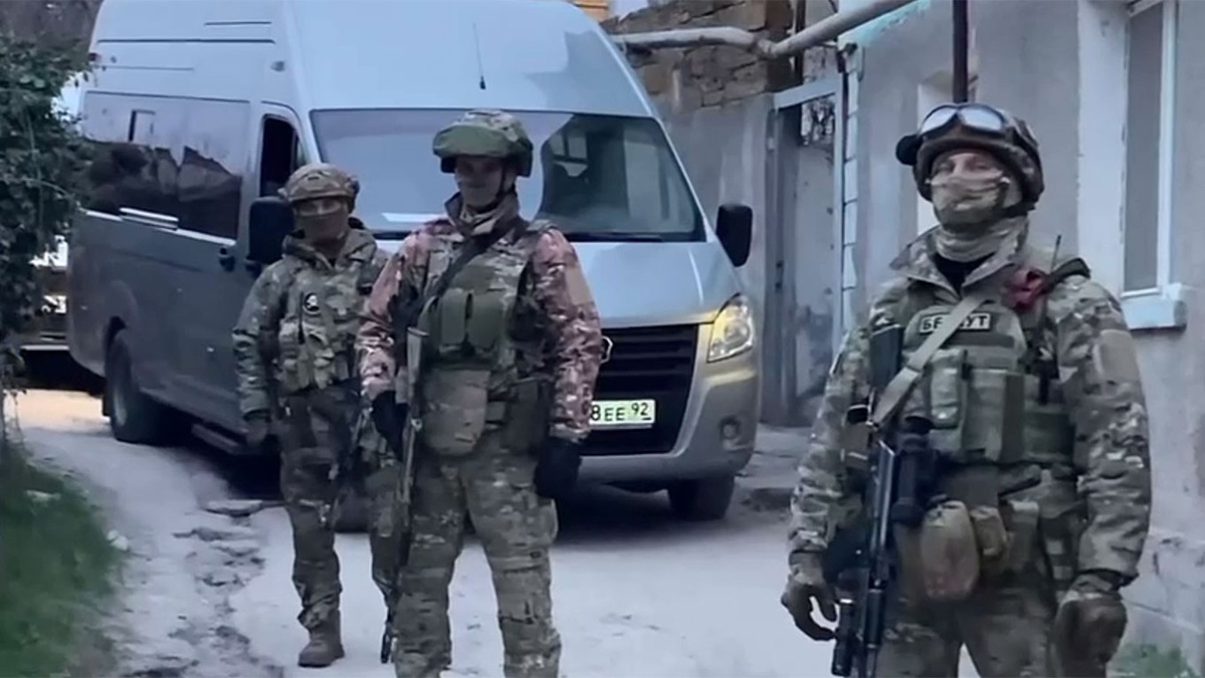 FSB Detains Two Crimean Citizens for Passing Military Data to Ukraine