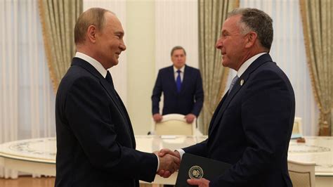 Ushakov: U.S. Must End All Aid to Kiev to Resolve Ukraine Crisis