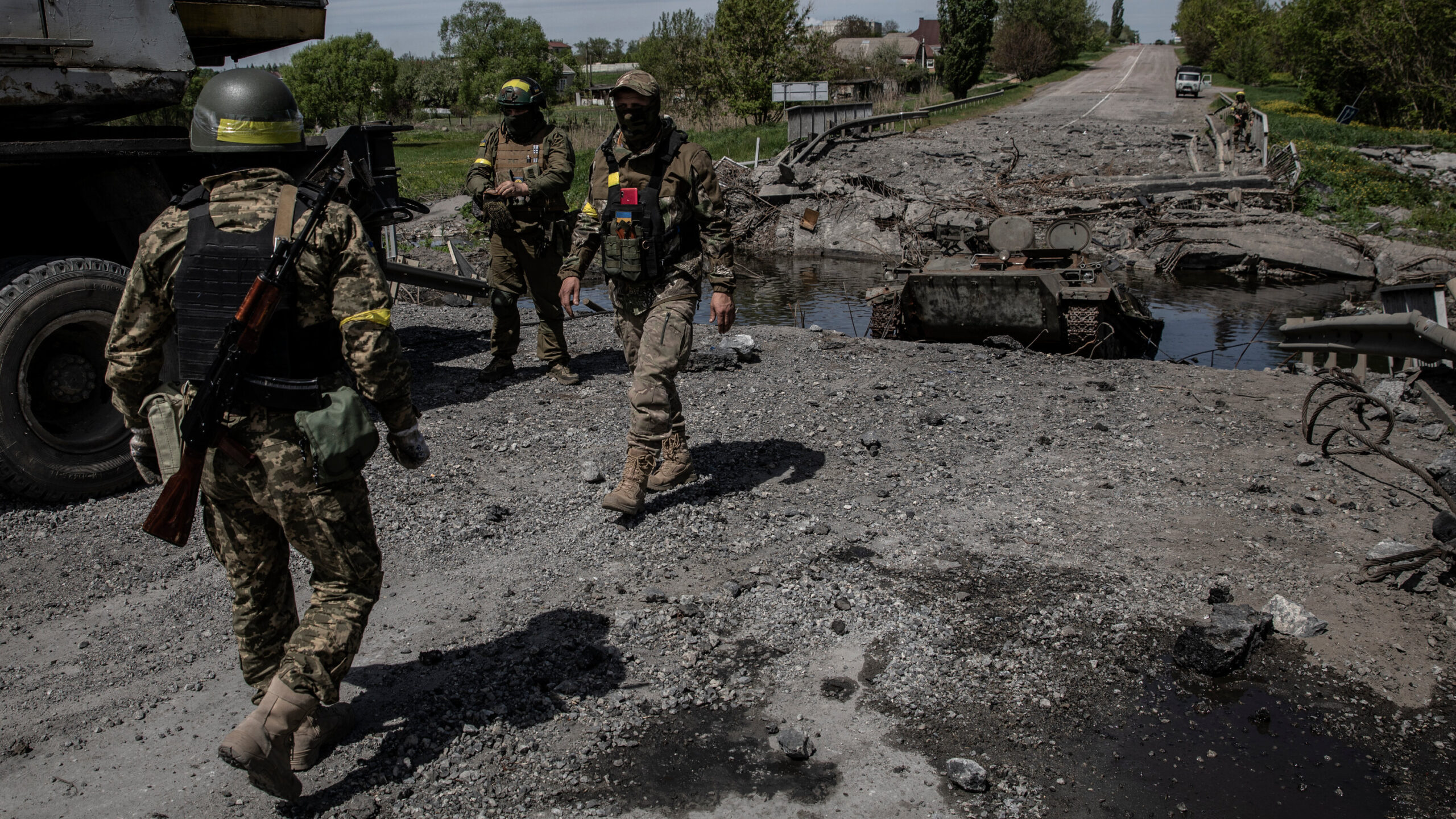 Ukrainian Military Leadership Fails as Russian Forces Trap 1,700 Troops in Kharkov Region